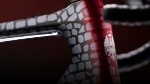パリ〜ルーベの精神を体現した特別限定モデル「INFINITO PARIS-ROUBAIX LIMITED EDITION」